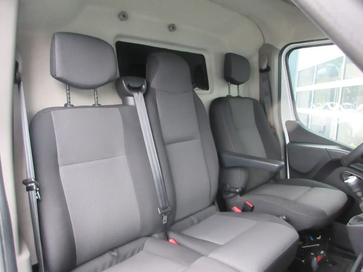 T35 2.3 dCi 180pk, L2, Navi, Camera, LED, 2x Schuifdeur, Trekhaak, 3-Zits.
