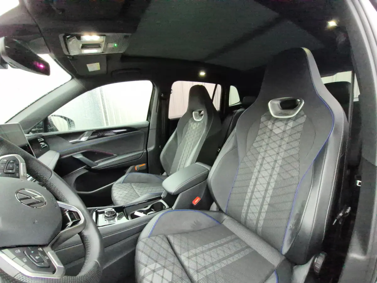 1.5 eHybrid R-Line Edition 204Pk DSG/AUTO | Head-up display | 360gr Camera | Trekhaak uitklapbaar | Elektr glazen pano-dak | IQ Lights | Stoel/struurverw | DAB |20"LMV