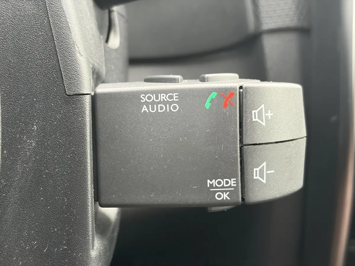 0.9 TCe Intens ✓D-Ketting vv in 01-2026✓Camera✓Navi✓Keyless✓Dealer Onderhouden✓Halfleder✓LED✓Lm velgen✓Airco✓Cruise✓Pdc V+A✓4 Elekt Ramen✓N.A.P✓Apk tot 05-2027