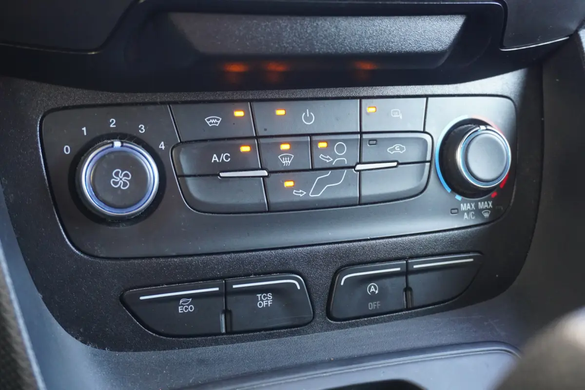 1.5 EcoBlue 100PK Automaat EURO 6 - Airco - Navi - Camera - € 13.950,- Excl.