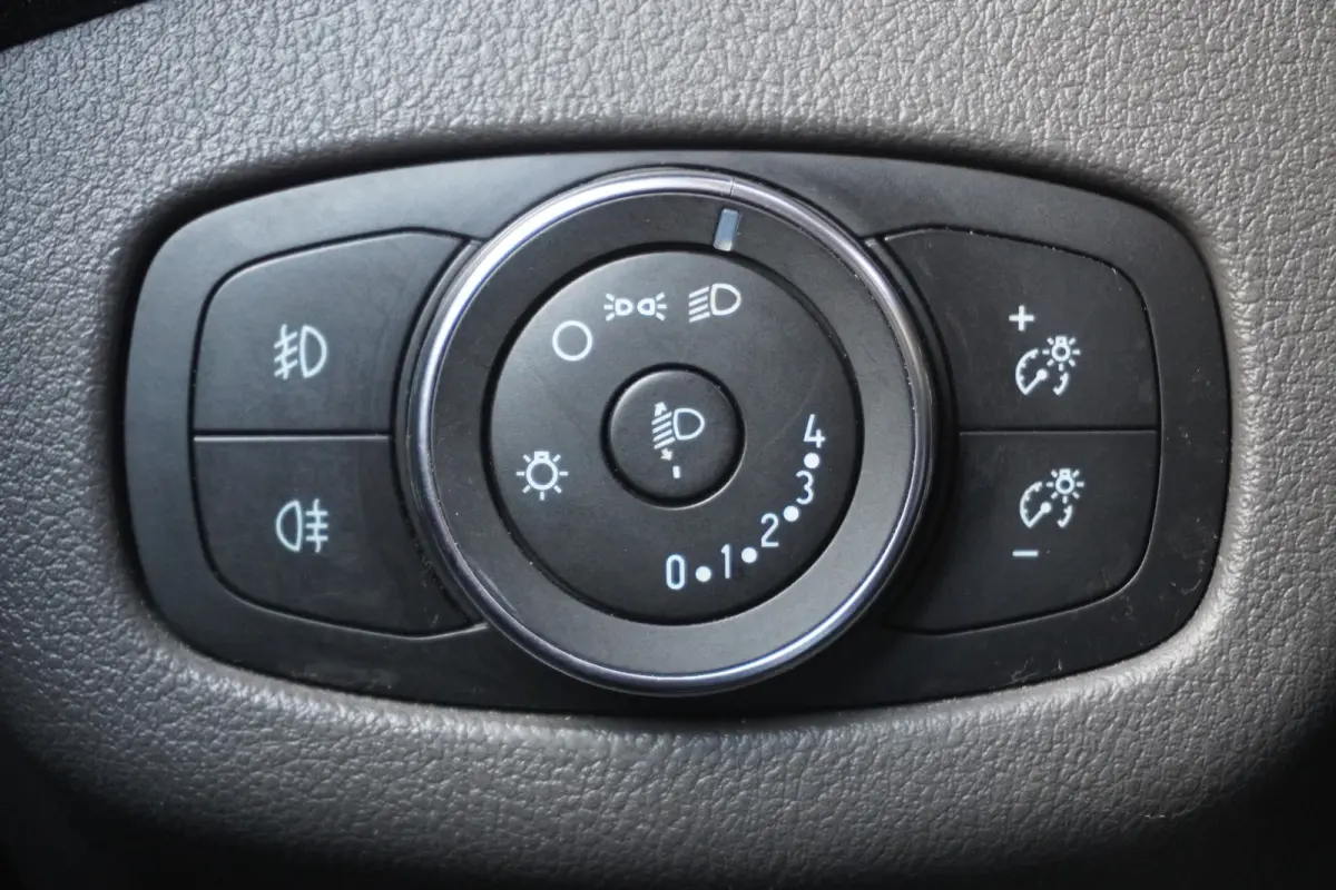 1.5 EcoBlue 100PK Automaat EURO 6 - Airco - Navi - Camera - € 13.950,- Excl.