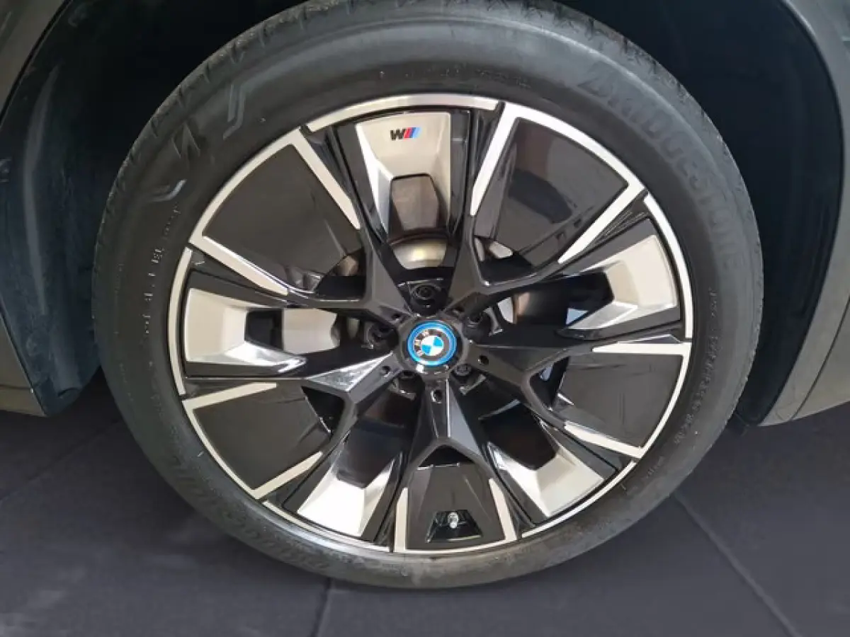 M-SPORT 80 kWh (210kW/286pk) ** LED, BRUIN LEDER, PANO, TREKH, 20-inch LMV ** 1e EIG - UNFALLFREI ** ** INFORMEER OOK NAAR ONZE AANTREKKELIJKE FINANCIAL-LEASE TARIEVEN **