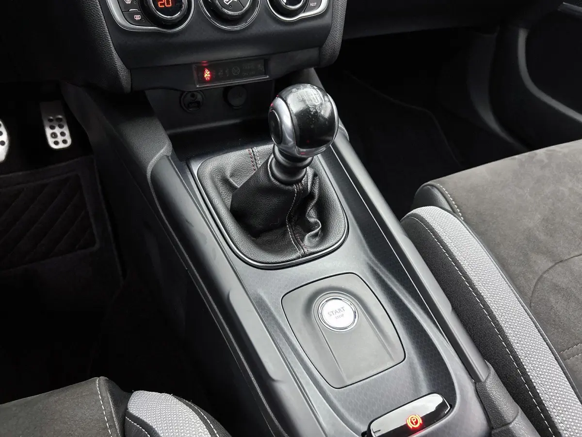 1.2 130pk Performance Line | Trekhaak | Navigatie | Apple Carplay/Android Auto | Camera | Climate Control | Cruise Control | 18"LMV |