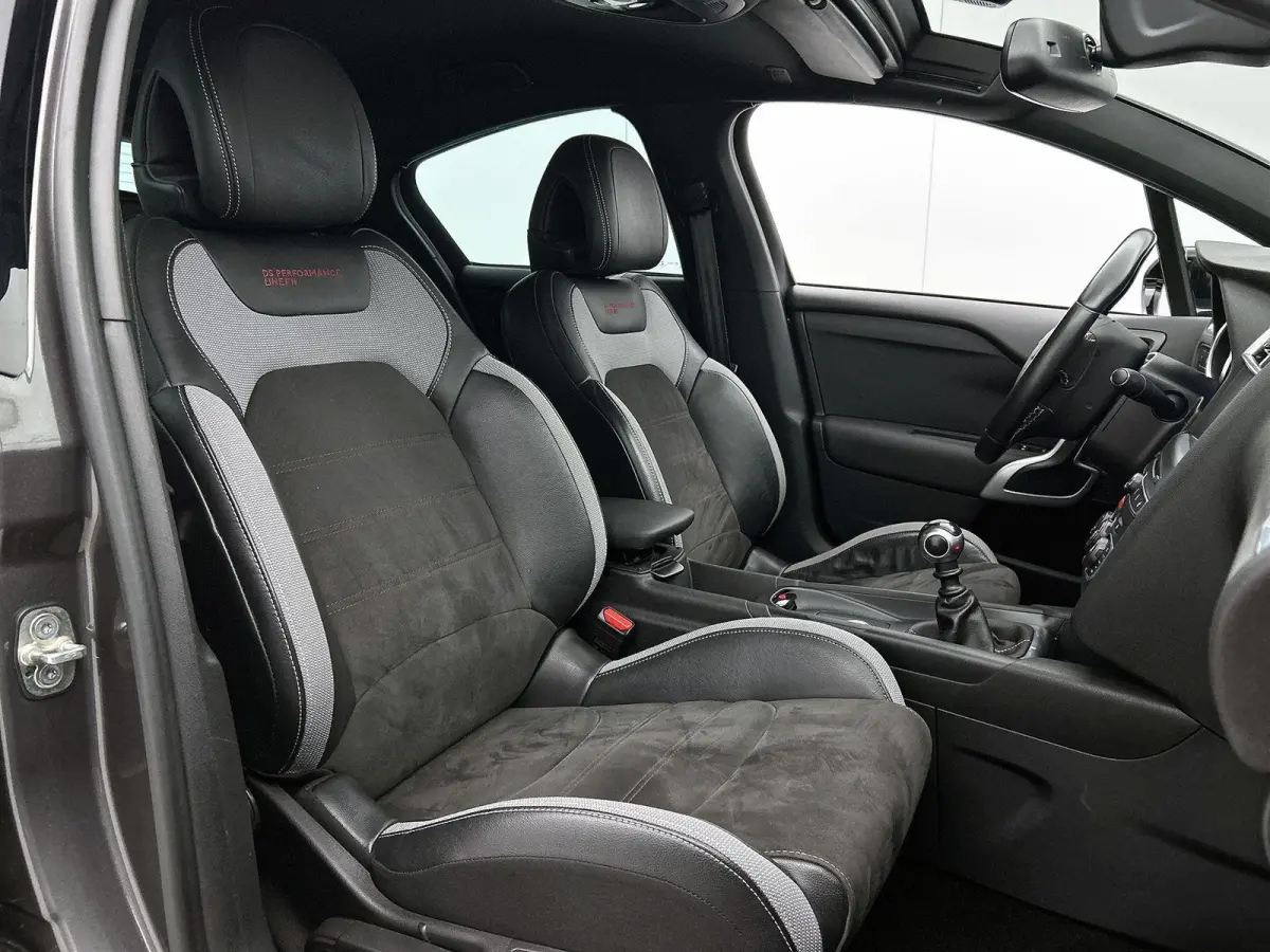 1.2 130pk Performance Line | Trekhaak | Navigatie | Apple Carplay/Android Auto | Camera | Climate Control | Cruise Control | 18"LMV |