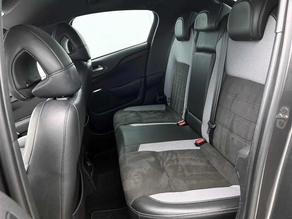 1.2 130pk Performance Line | Trekhaak | Navigatie | Apple Carplay/Android Auto | Camera | Climate Control | Cruise Control | 18"LMV |