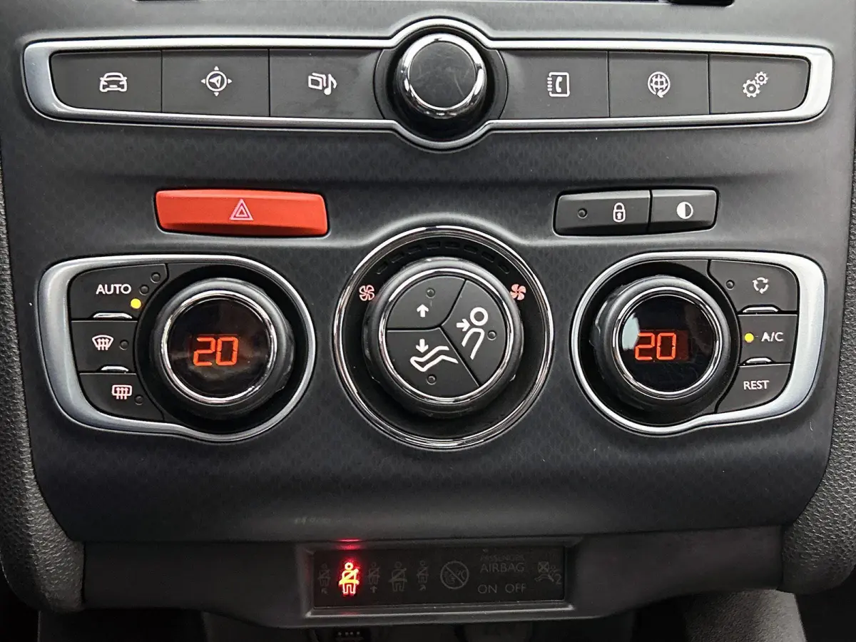 1.2 130pk Performance Line | Trekhaak | Navigatie | Apple Carplay/Android Auto | Camera | Climate Control | Cruise Control | 18"LMV |