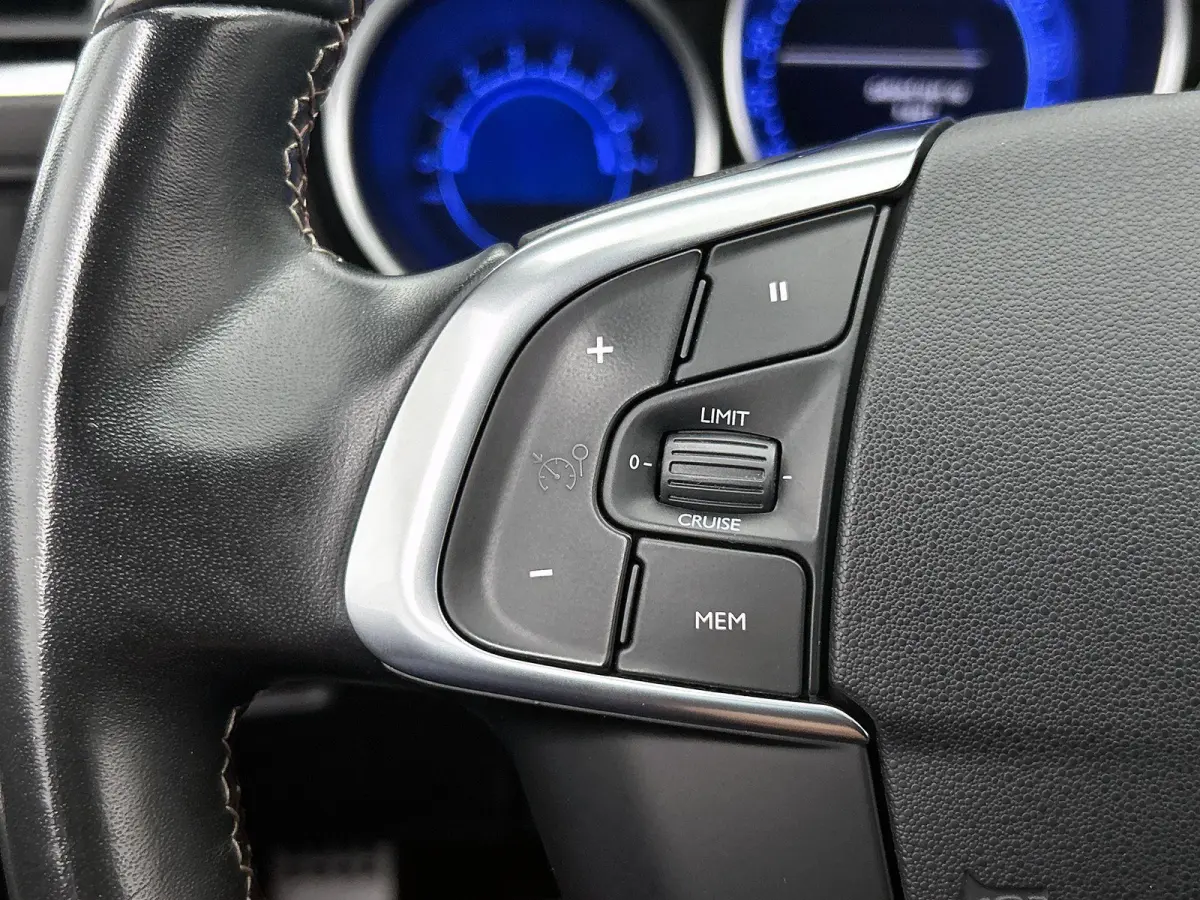 1.2 130pk Performance Line | Trekhaak | Navigatie | Apple Carplay/Android Auto | Camera | Climate Control | Cruise Control | 18"LMV |