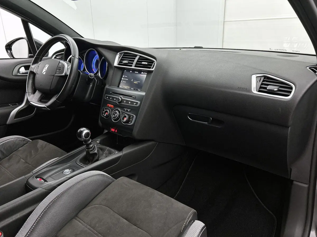 1.2 130pk Performance Line | Trekhaak | Navigatie | Apple Carplay/Android Auto | Camera | Climate Control | Cruise Control | 18"LMV |