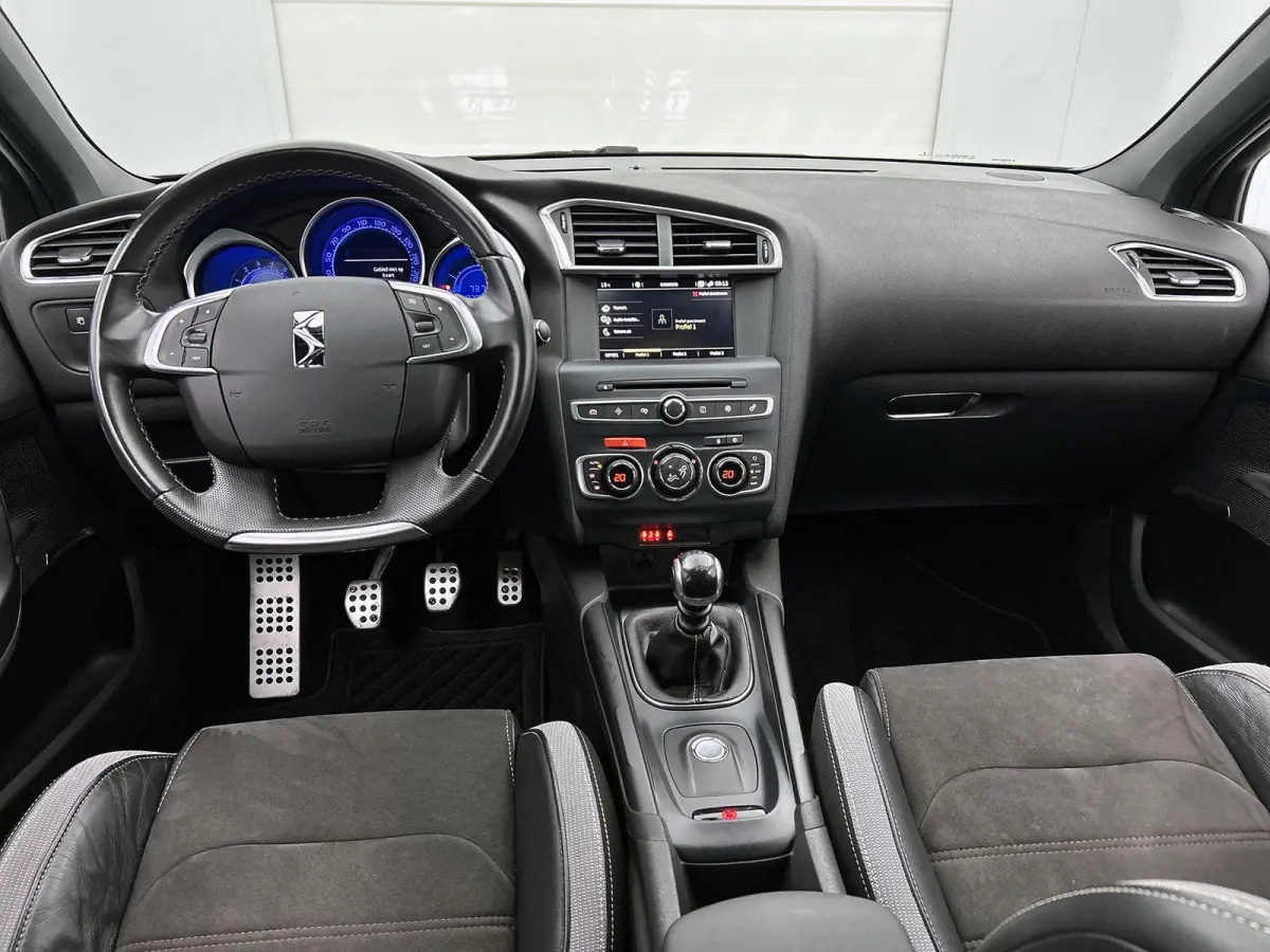 1.2 130pk Performance Line | Trekhaak | Navigatie | Apple Carplay/Android Auto | Camera | Climate Control | Cruise Control | 18"LMV |