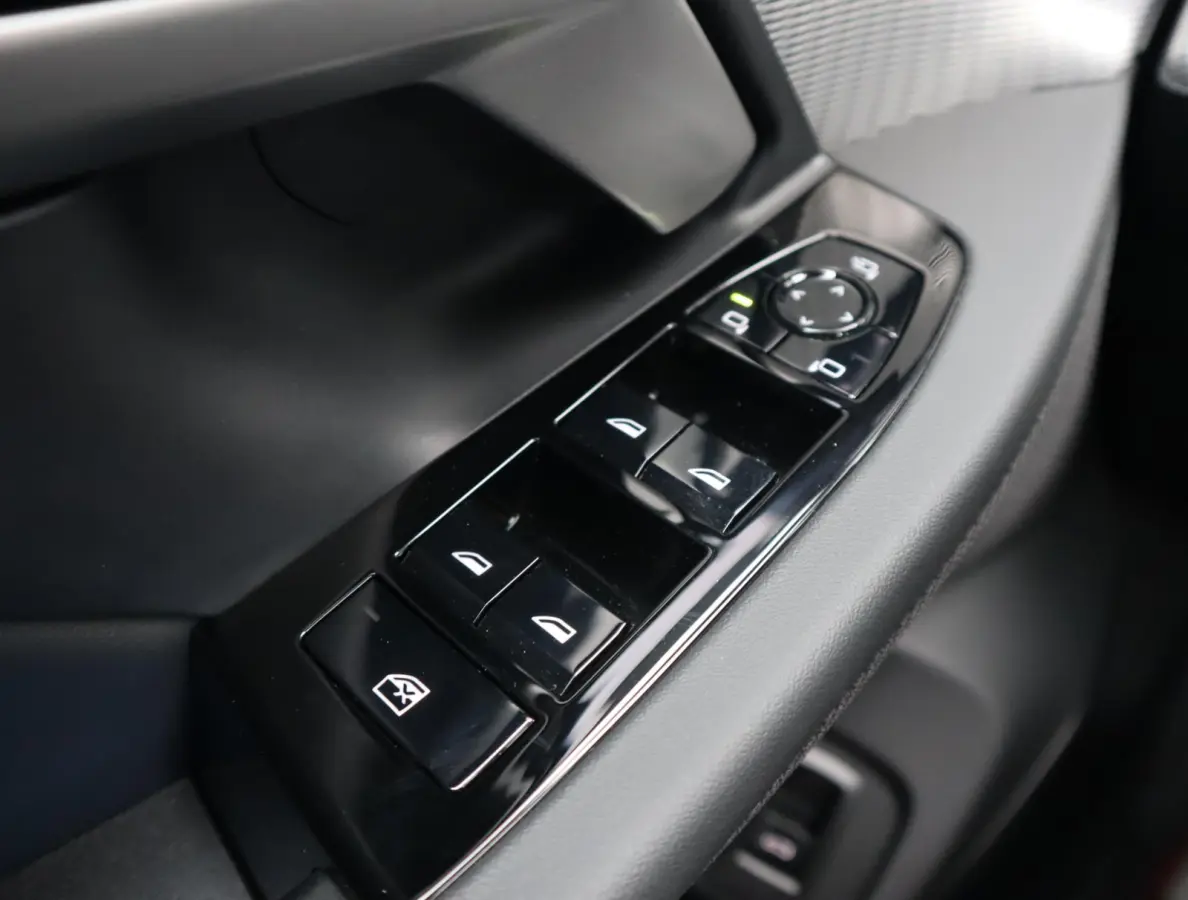 520i | Pano | 360 Camera | HUD | Trekhaak | Bowers & Wilkins