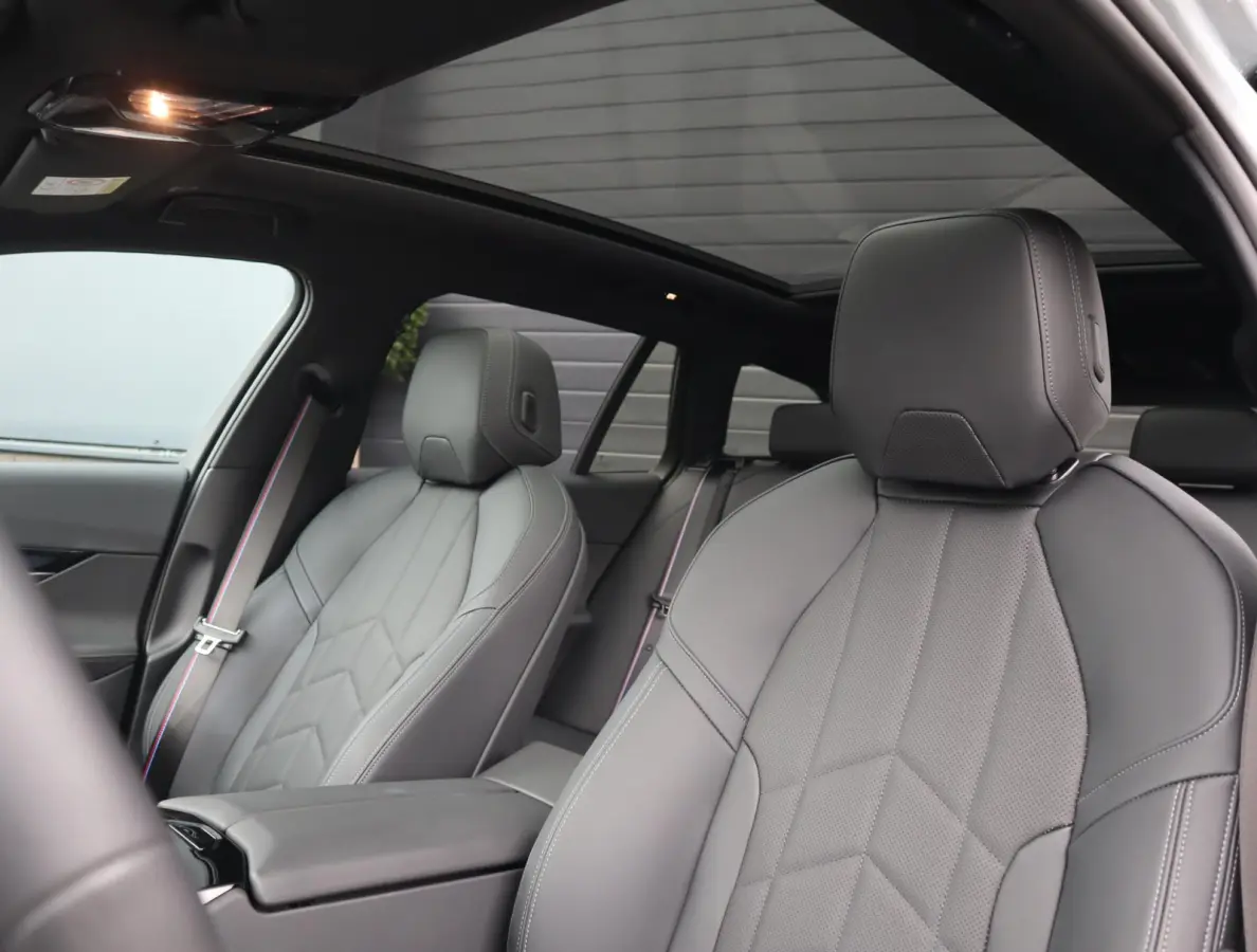 520i | Pano | 360 Camera | HUD | Trekhaak | Bowers & Wilkins