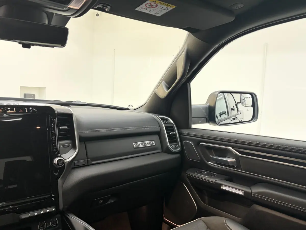 1500 5.7 V8 4x4 Laramie Night