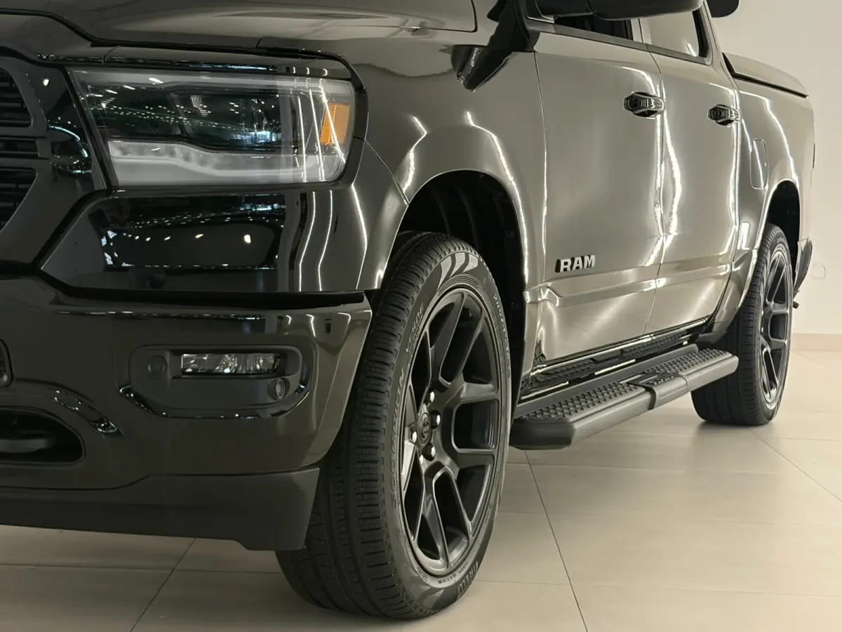 1500 5.7 V8 4x4 Laramie Night