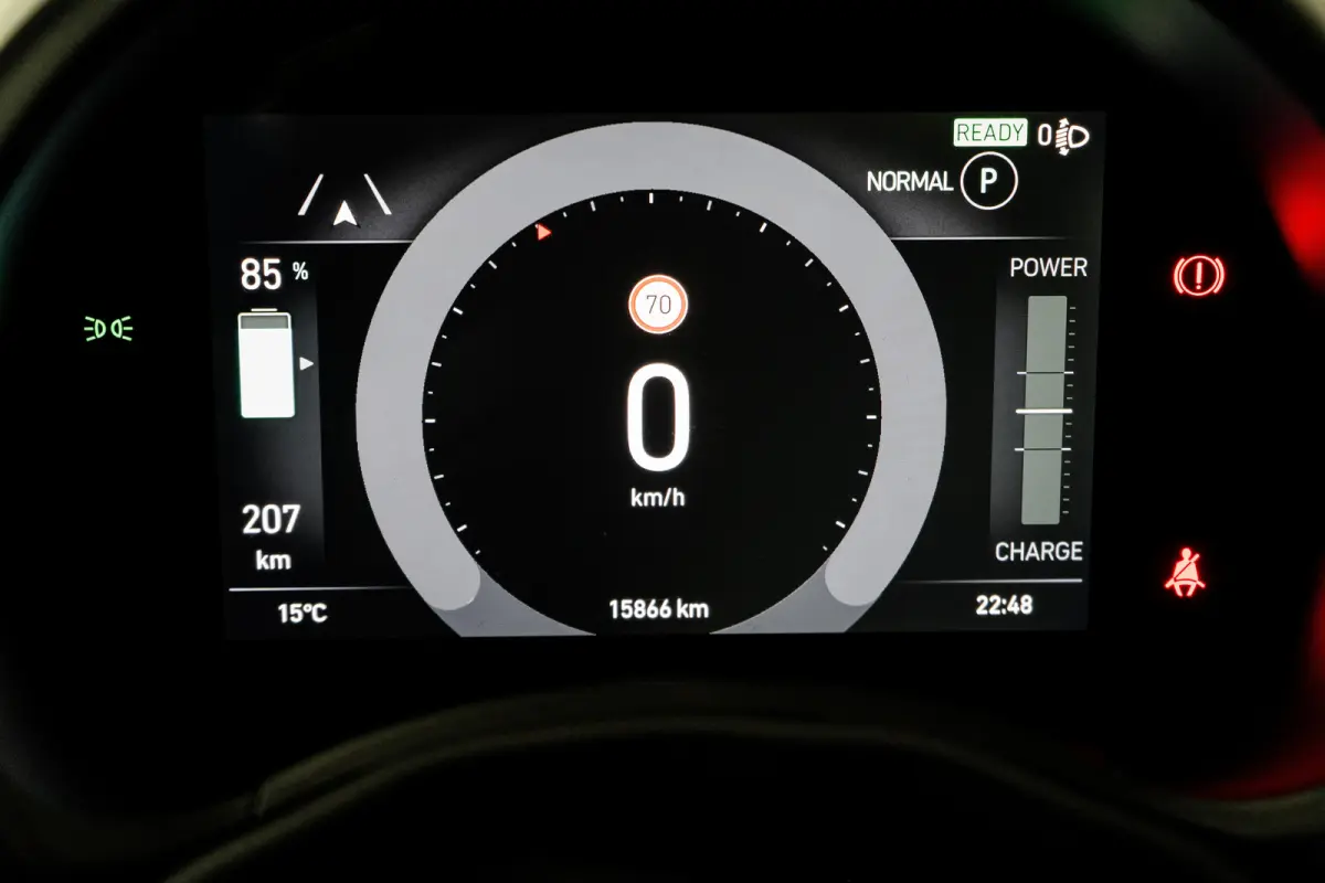 Icon 42 kWh | Stoelverwarming | Achteruitrijcamera | Dodehoekdetectie | Navi By App | !!