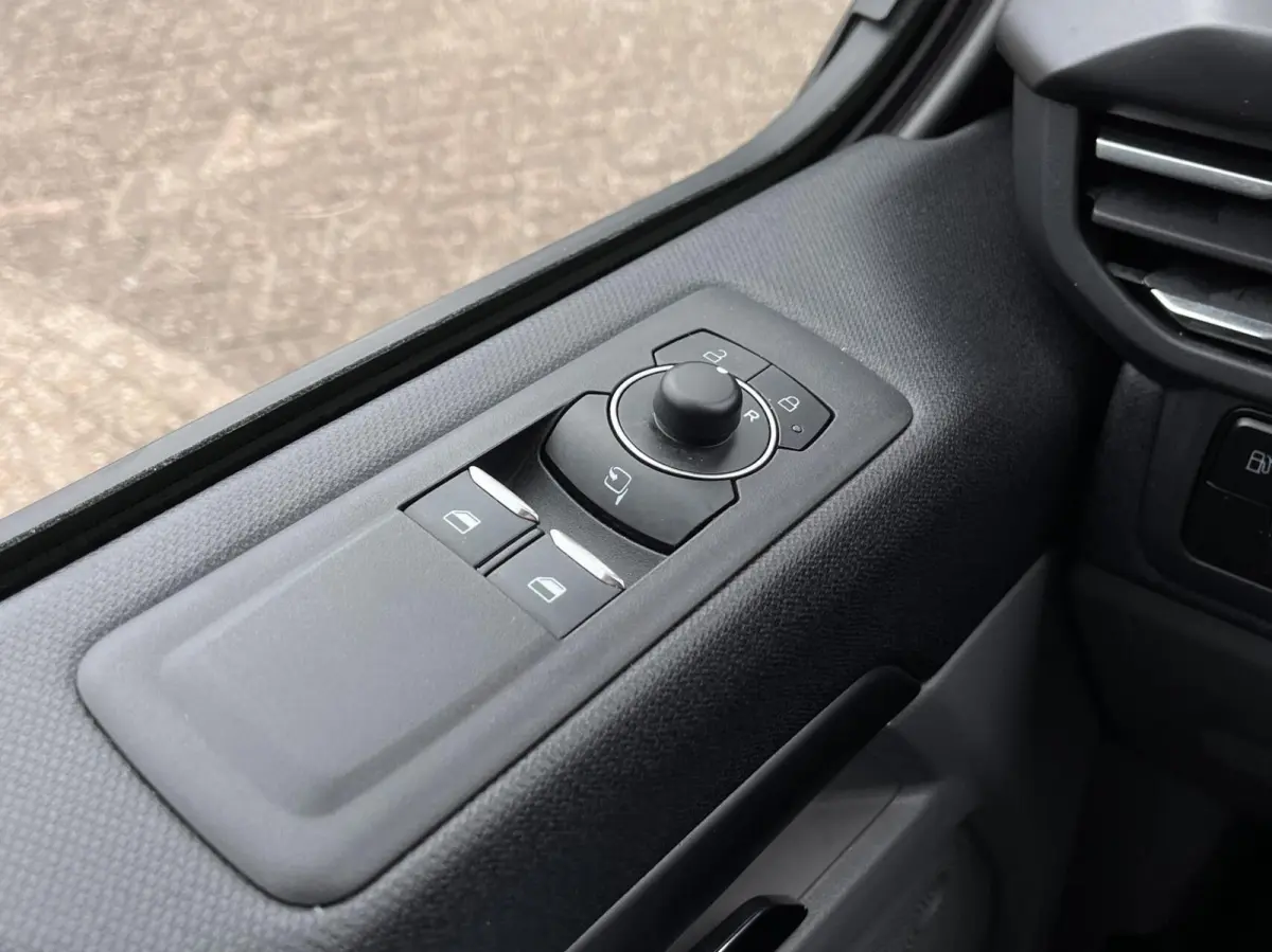 Tourneo 340 2.5 PHEV L2H1 Titanium X 233PK Emissiezonevrij!! Ex. BTW/incl. BPM 8Pers. Adaptieve Cruise Winterpack VOL leder 8 zitplaatsen verschuif/uitneembare stoelen Adaptieve Cruise Clima