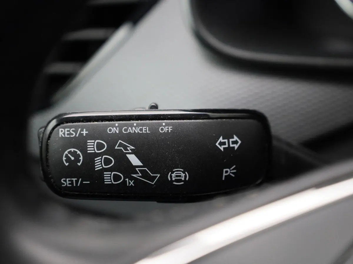 1.0 TSI Ambition | Climate Control | Apple Carplay / Android Auto | Lichtmetalen Velgen |