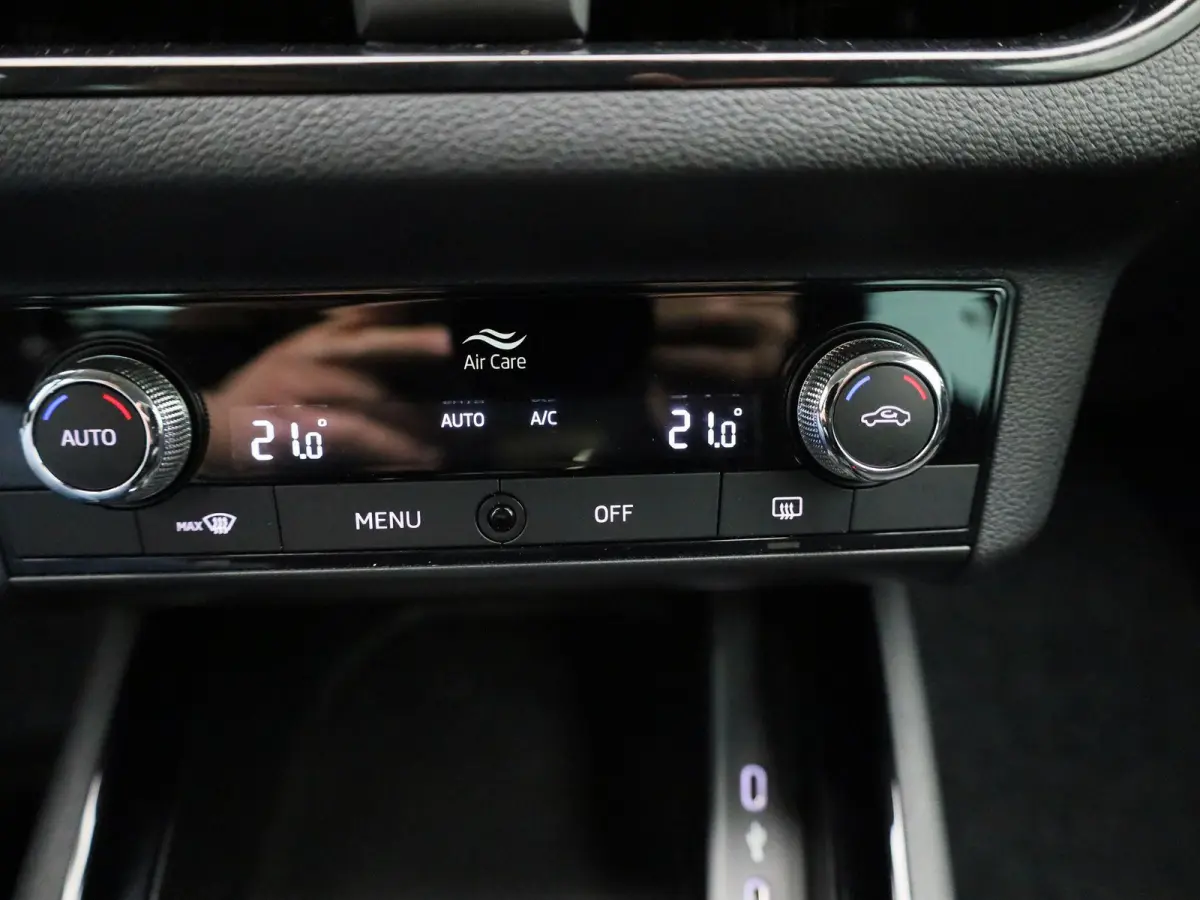 1.0 TSI Ambition | Climate Control | Apple Carplay / Android Auto | Lichtmetalen Velgen |