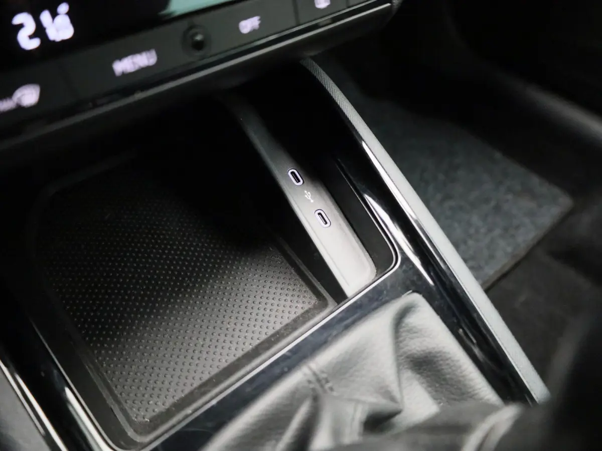 1.0 TSI Ambition | Climate Control | Apple Carplay / Android Auto | Lichtmetalen Velgen |
