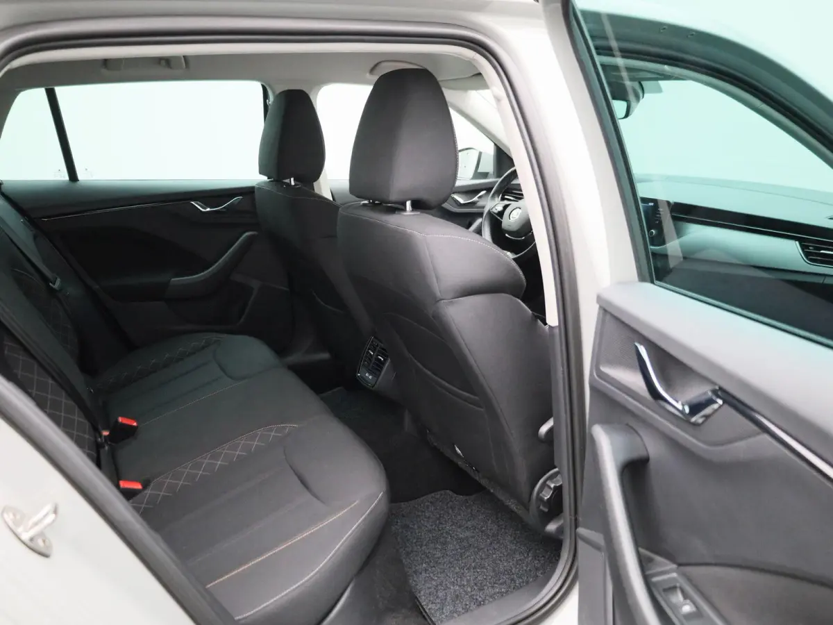 1.0 TSI Ambition | Climate Control | Apple Carplay / Android Auto | Lichtmetalen Velgen |