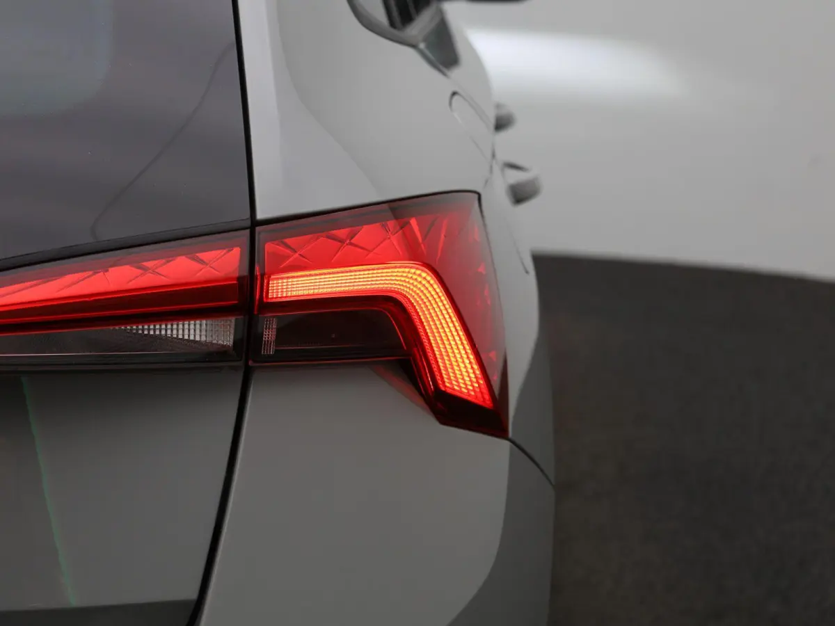 1.0 TSI Ambition | Climate Control | Apple Carplay / Android Auto | Lichtmetalen Velgen |