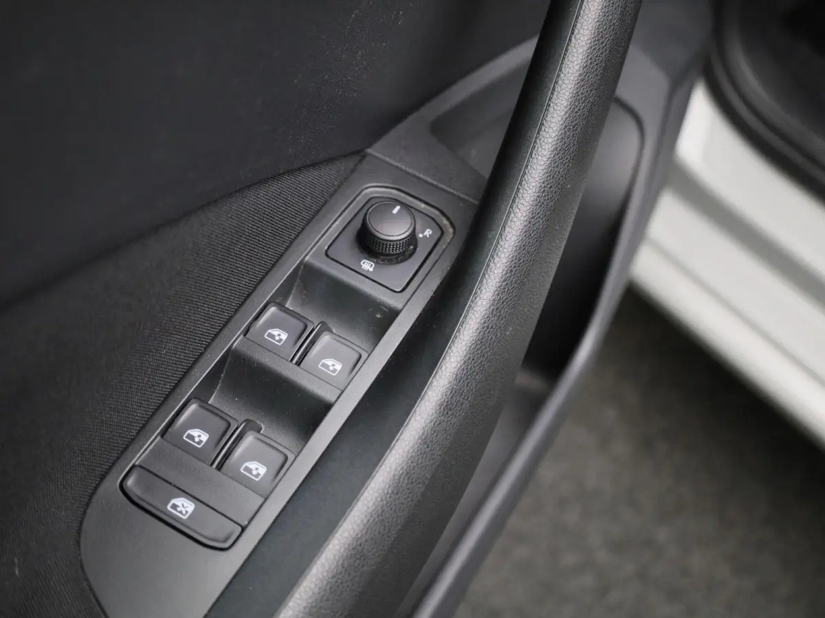 1.0 TSI Ambition | Climate Control | Apple Carplay / Android Auto | Lichtmetalen Velgen |
