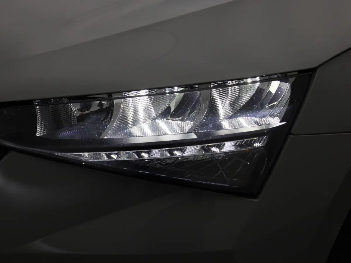 1.0 TSI Ambition | Climate Control | Apple Carplay / Android Auto | Lichtmetalen Velgen |