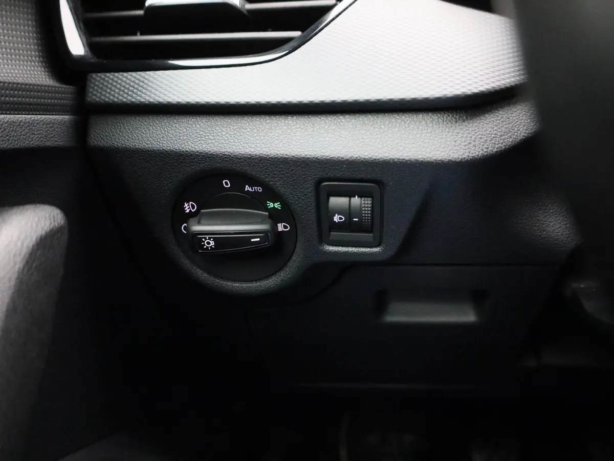 1.0 TSI Ambition | Climate Control | Apple Carplay / Android Auto | Lichtmetalen Velgen |