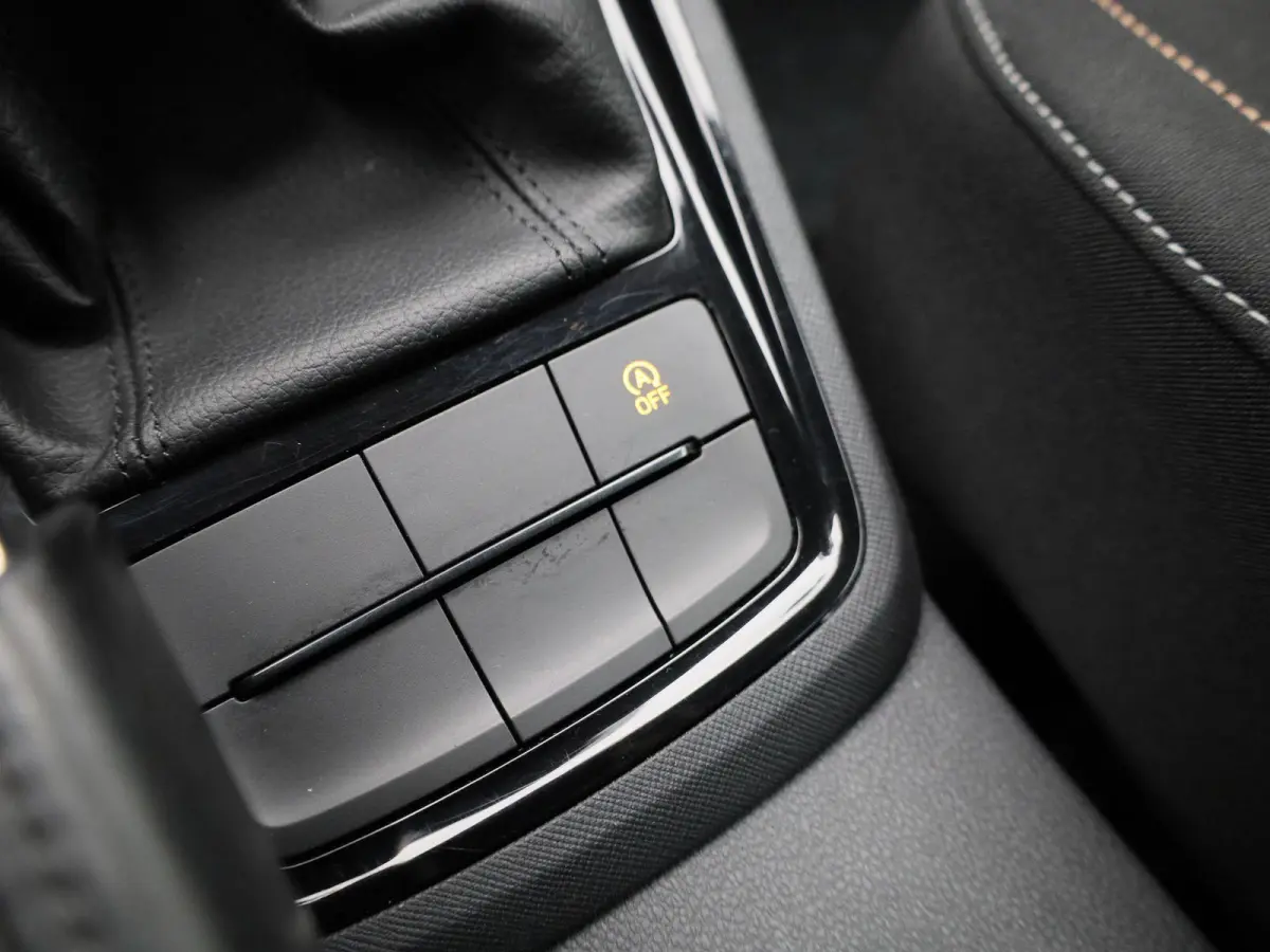 1.0 TSI Ambition | Climate Control | Apple Carplay / Android Auto | Lichtmetalen Velgen |