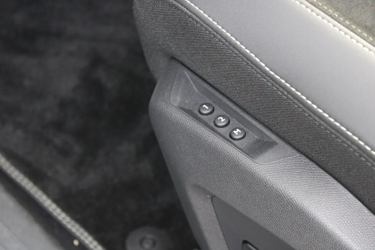 GT Avantage 73 kWh 7p | Fase 3 laden | SOH 100% | Luxe stoelen | Elektrische verstelbare stoelen | Alcantara | NL auto |