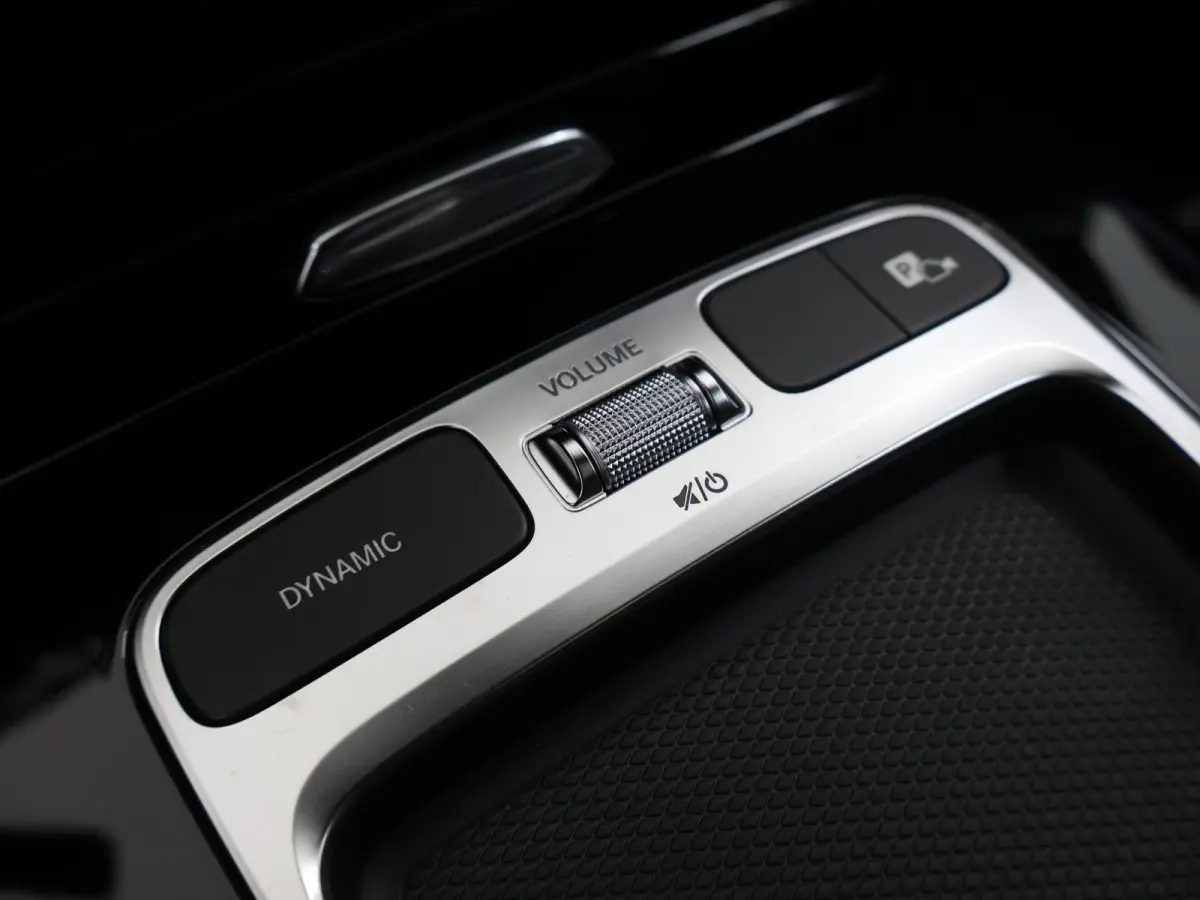 180 Business Solution AMG | AMG Line Plus | Nightpakket | Head-up display | 360° camera | Dodehoekassistent | 19 inch AMG Velgen |
