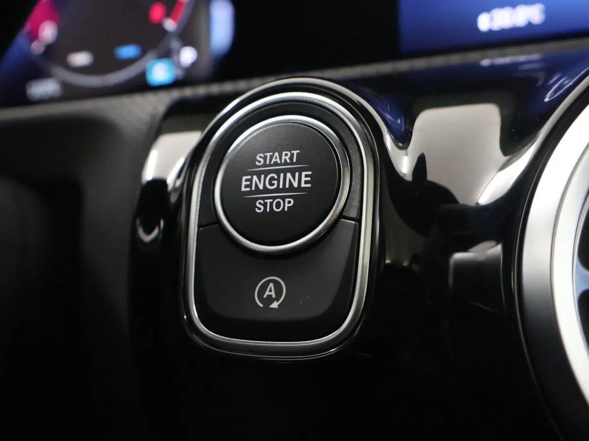 180 Business Solution AMG | AMG Line Plus | Nightpakket | Head-up display | 360° camera | Dodehoekassistent | 19 inch AMG Velgen |