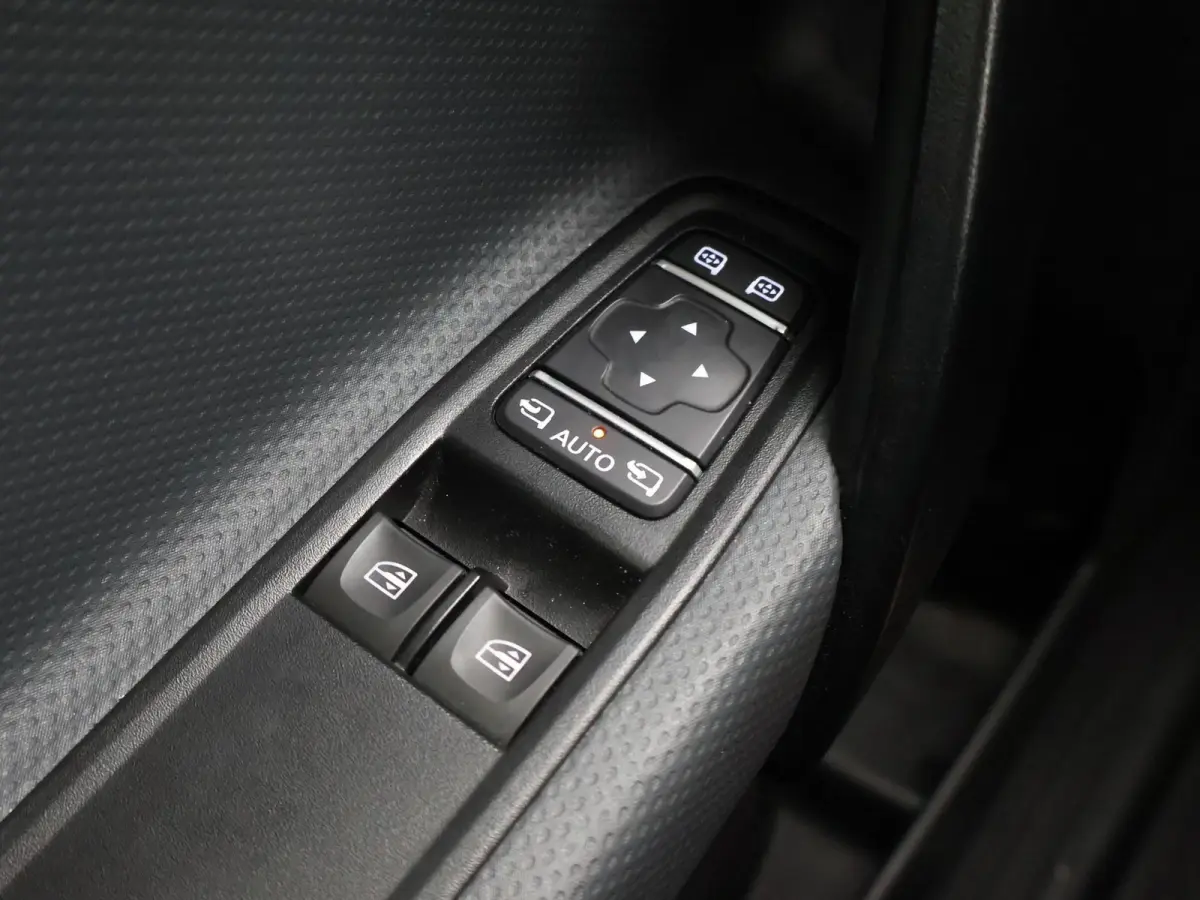 113 BENZINE 130 PK AUTOMAAT PRO + CAMERA | 3 ZITS | APPLE CARPLAY | LED | LMV | CRUISE | DAB