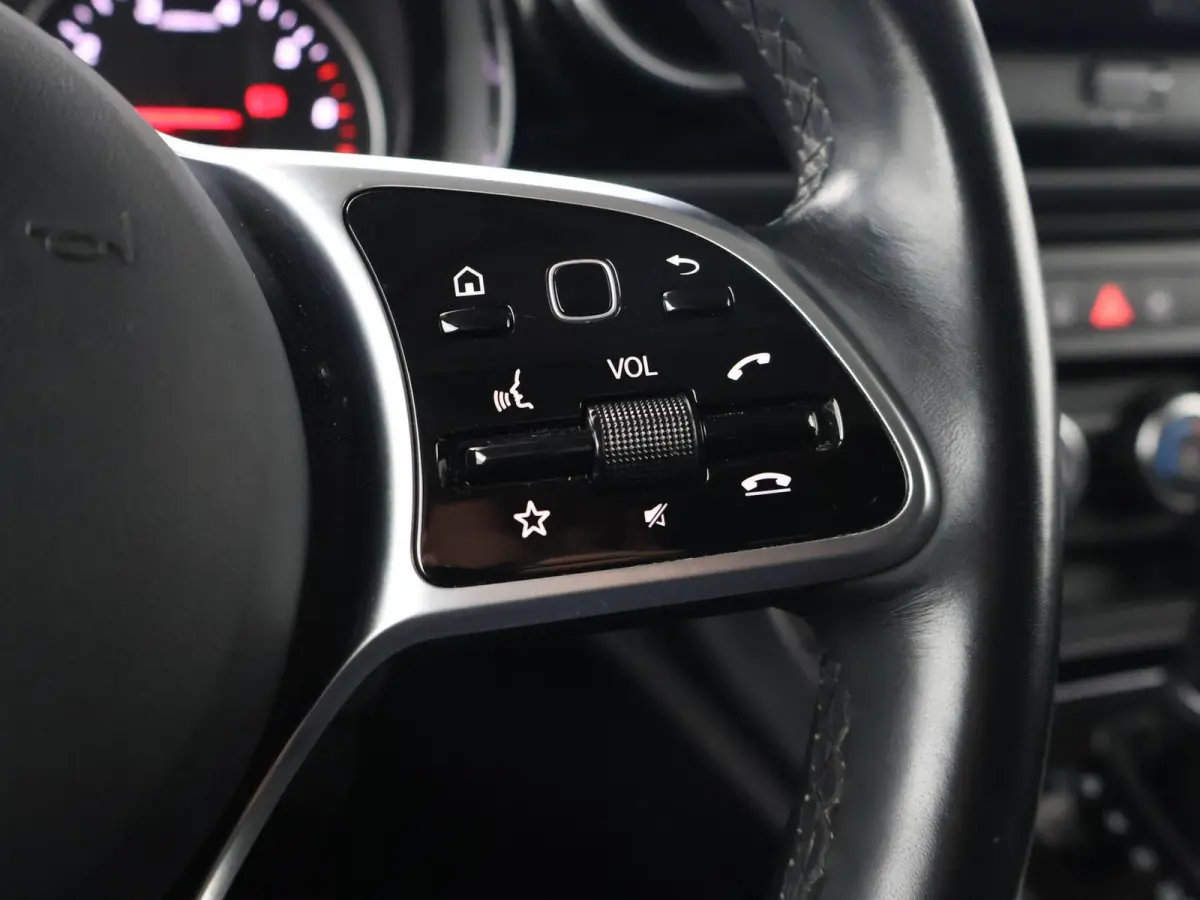 113 BENZINE 130 PK AUTOMAAT PRO + CAMERA | 3 ZITS | APPLE CARPLAY | LED | LMV | CRUISE | DAB