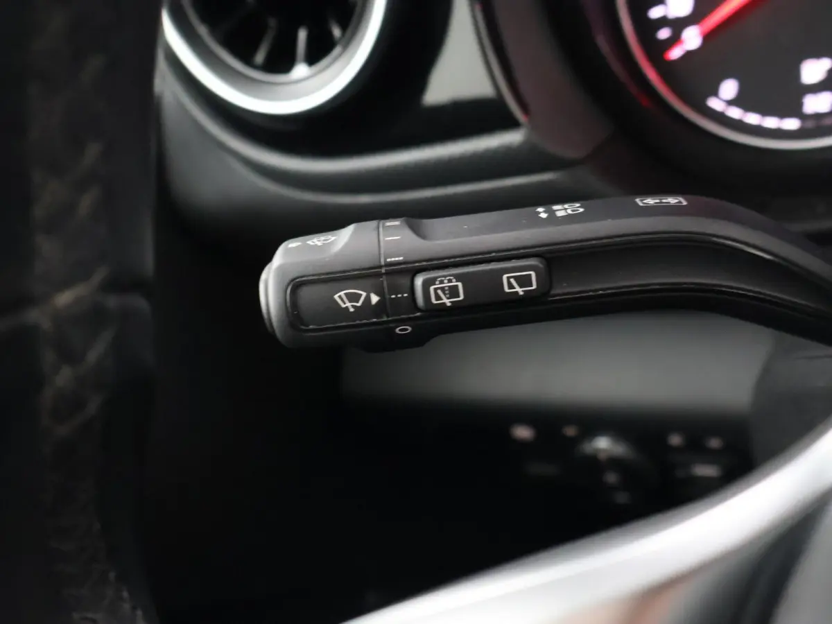 113 BENZINE 130 PK AUTOMAAT PRO + CAMERA | 3 ZITS | APPLE CARPLAY | LED | LMV | CRUISE | DAB