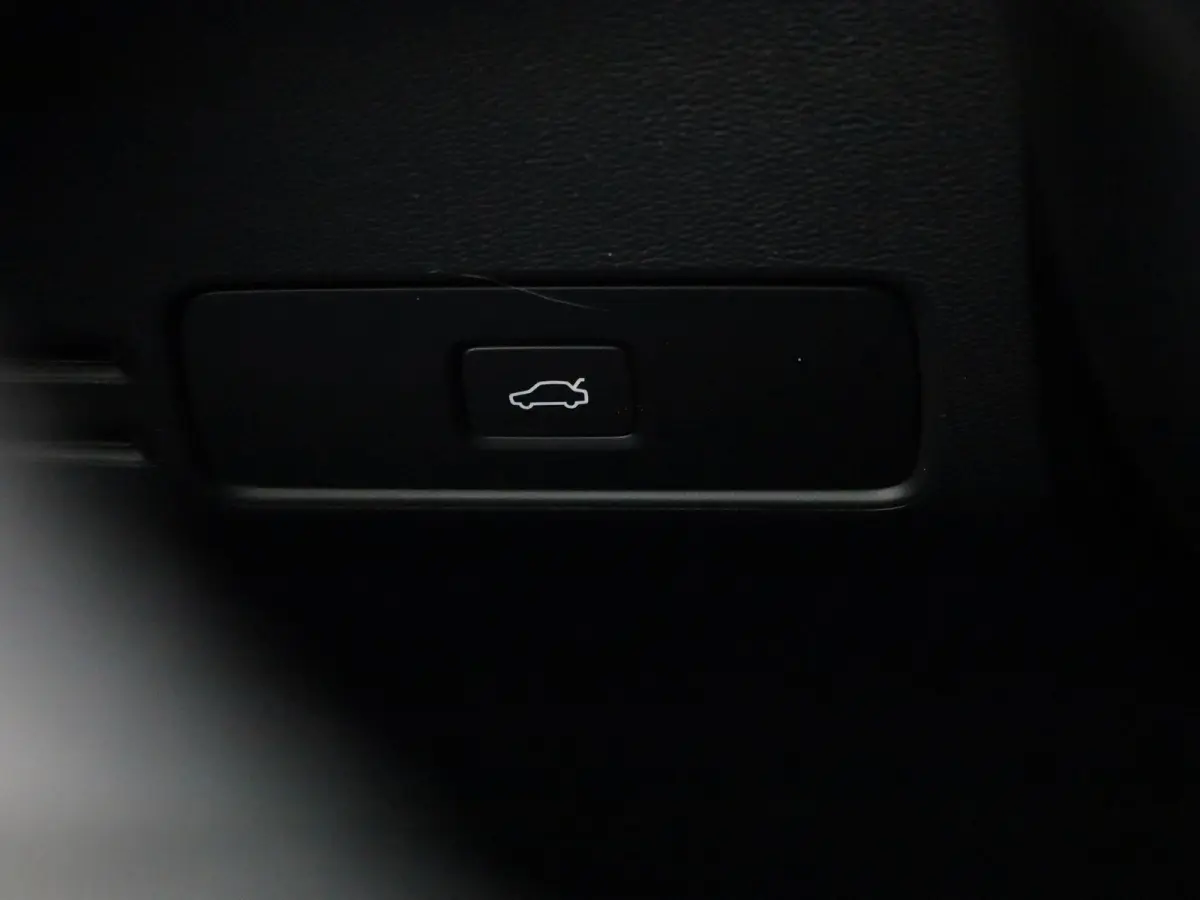 Core | Apple Carplay / Android Auto | Climate Control | Cruise Control | Achteruitrijcamera | Lichtmetalen Velgen |