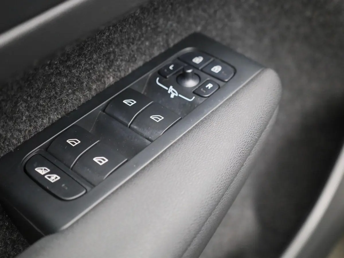 Core | Apple Carplay / Android Auto | Climate Control | Cruise Control | Achteruitrijcamera | Lichtmetalen Velgen |