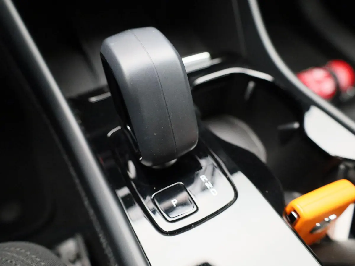 Core | Apple Carplay / Android Auto | Climate Control | Cruise Control | Achteruitrijcamera | Lichtmetalen Velgen |