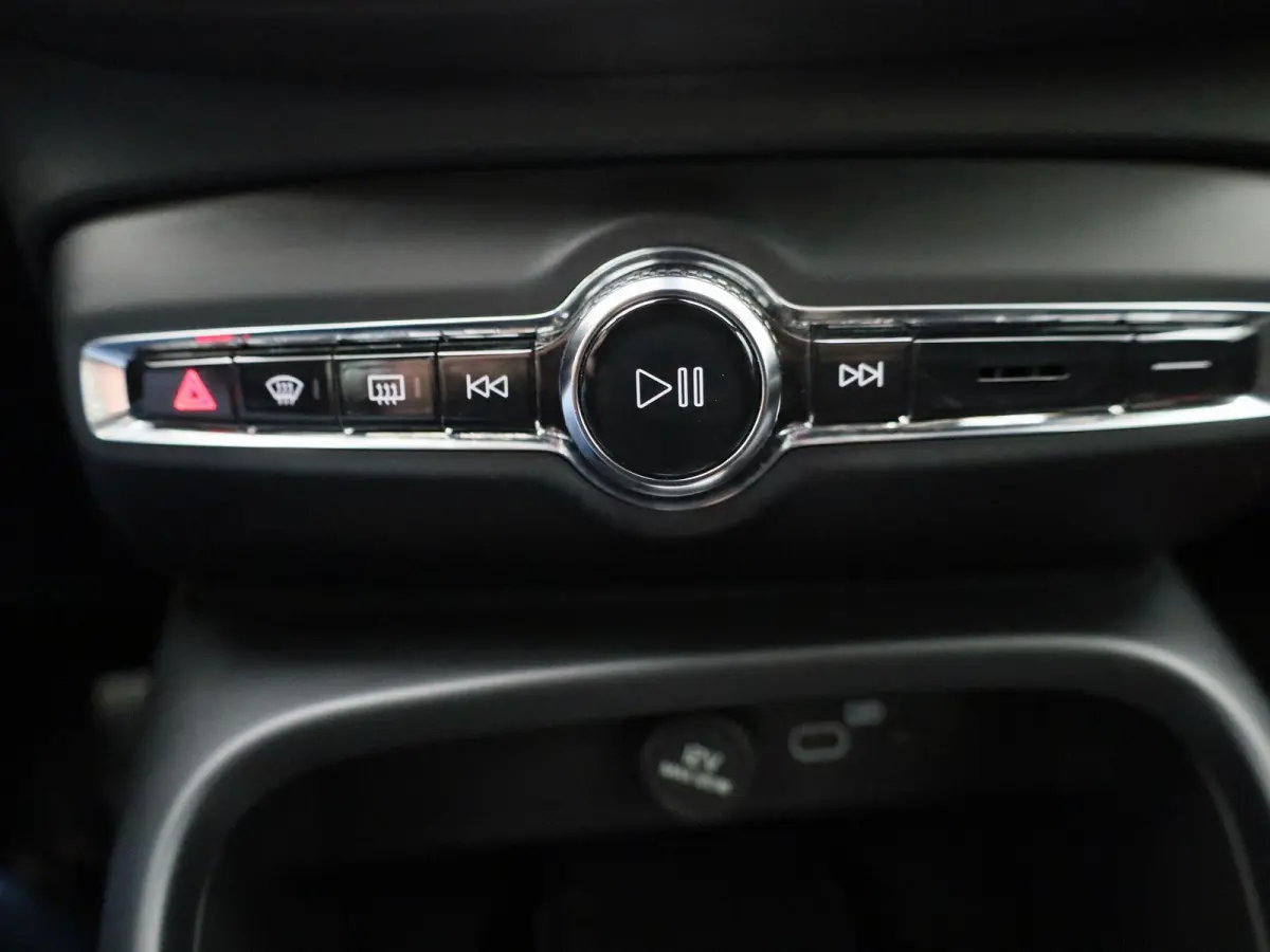 Core | Apple Carplay / Android Auto | Climate Control | Cruise Control | Achteruitrijcamera | Lichtmetalen Velgen |