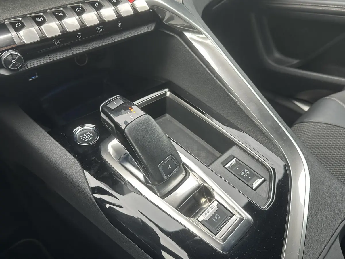 1.2 PureTech GT 7 PERSOONS !! | DODE HOEK | KEYLESS | ADAP. CRUISE | APPLE CARPLAY | ACHTERUITRIJ CAMERA | RIJKLAAR GELEVERD MET 12 MND BOVAG GARANTIE ZONDER EXTRA KOSTEN |