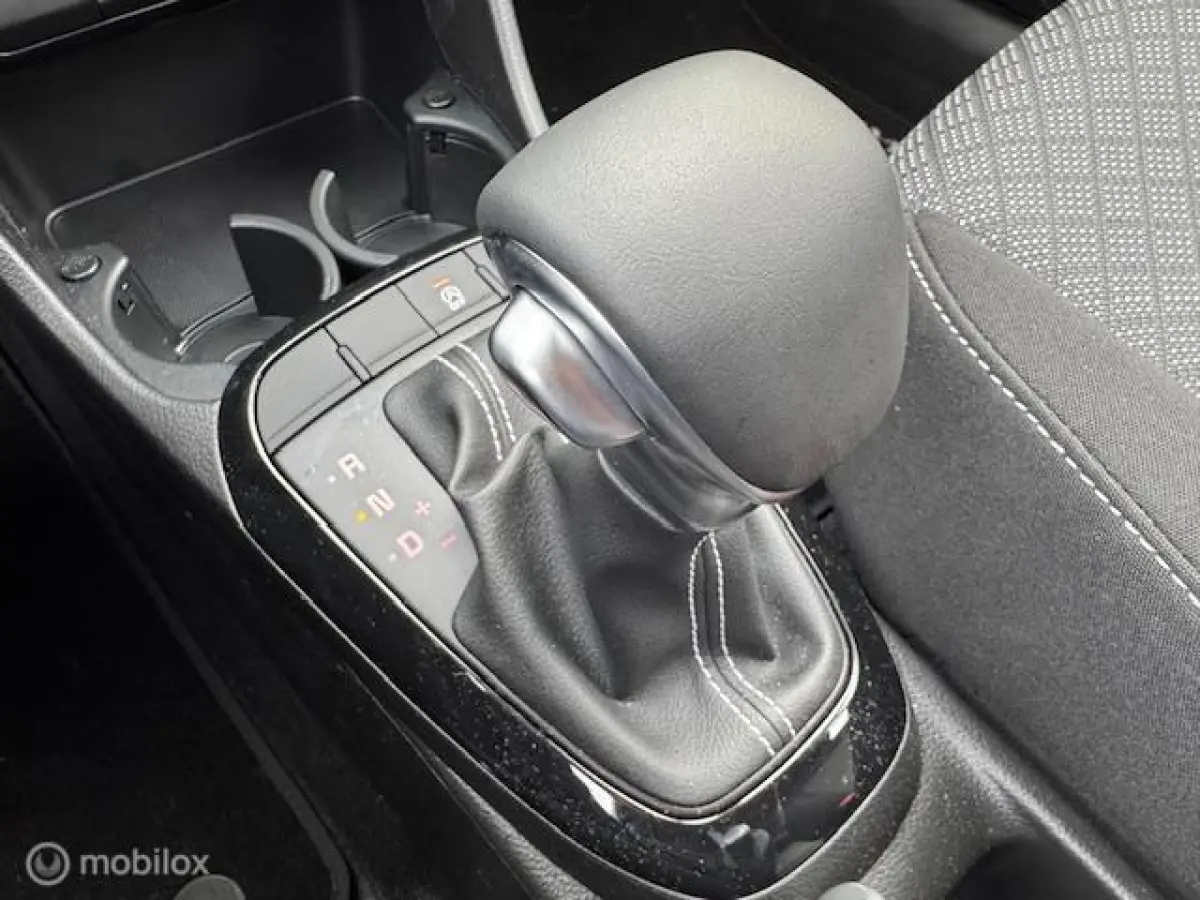 1.0 DynamicLine Automaat Navigatie , Bleutooth , Apple carplay , Camera & Parkeerhulp achter , Airo , Electr ramen - spiegels en deur vergrendeling €19.000,- ex btw