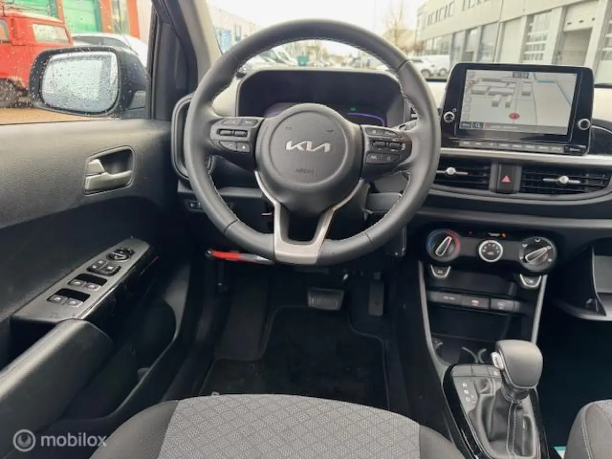 1.0 DynamicLine Automaat Navigatie , Bleutooth , Apple carplay , Camera & Parkeerhulp achter , Airo , Electr ramen - spiegels en deur vergrendeling €19.000,- ex btw
