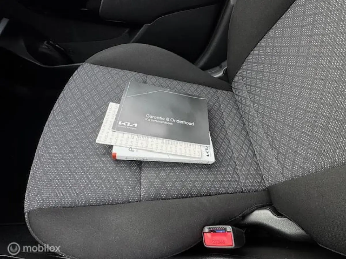 1.0 DynamicLine Automaat Navigatie , Bleutooth , Apple carplay , Camera & Parkeerhulp achter , Airo , Electr ramen - spiegels en deur vergrendeling €19.000,- ex btw