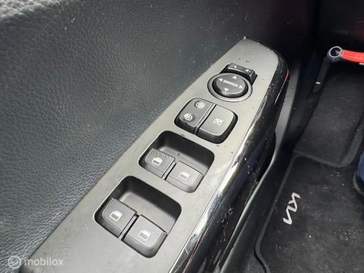 1.0 DynamicLine Automaat Navigatie , Bleutooth , Apple carplay , Camera & Parkeerhulp achter , Airo , Electr ramen - spiegels en deur vergrendeling €19.000,- ex btw