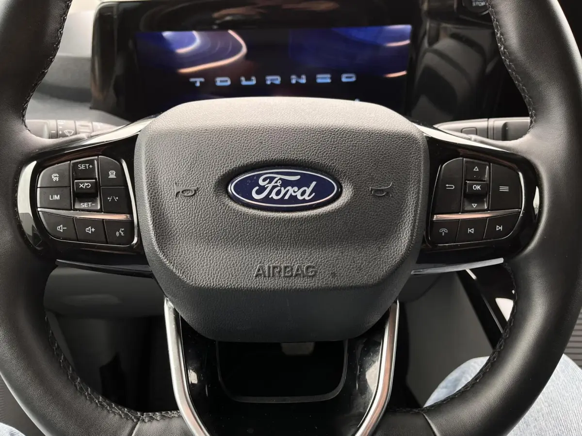 Tourneo 340 2.5 PHEV L2H1 Titanium X 233PK Emissiezonevrij!! Ex. BTW/incl. BPM 8Pers. Adaptieve Cruise Winterpack VOL leder 8 zitplaatsen verschuif/uitneembare stoelen Climate 2de rij *Compl