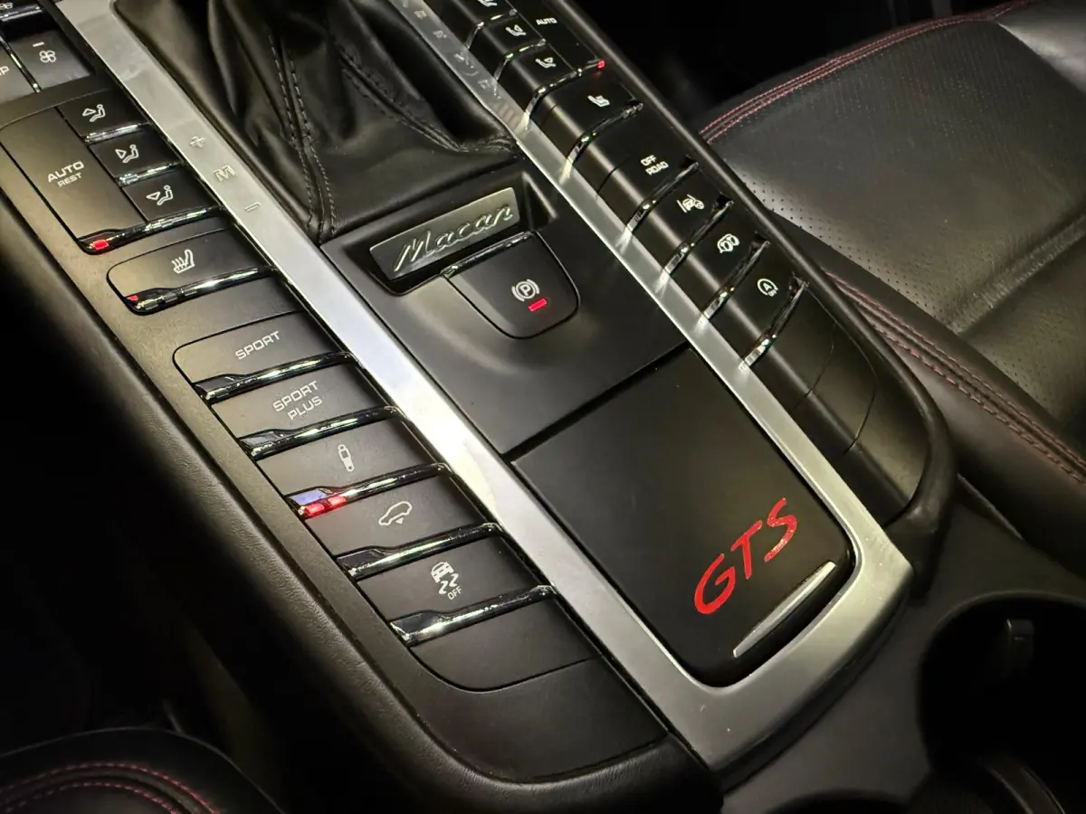 3.0 GTS-SPORT DESIGN-PANORAMA-LUCHTVERING-TREKHAAK-PDLS-SOUND-APPLE CARPLAY-COMPLEET