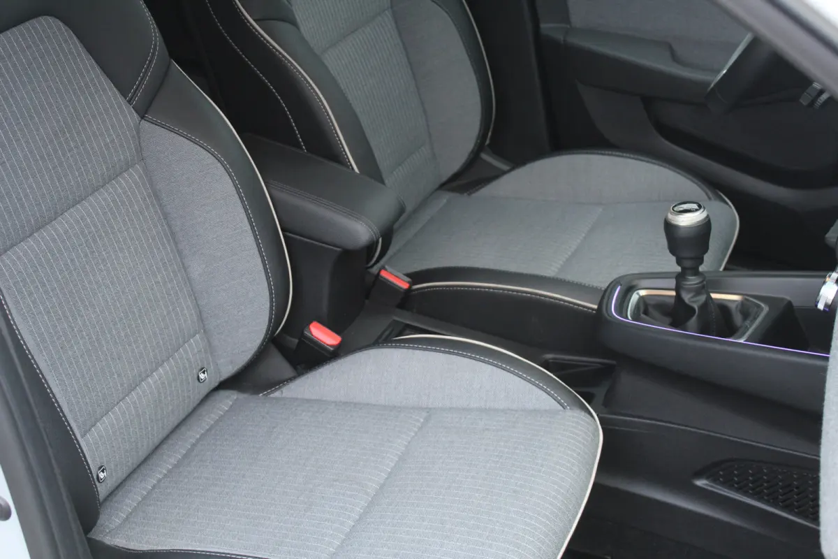 1.0 TCe 90 GPF techno l Cruise Control l Lane Assist l PDC Achter l Navi l Airco l Keyless Entry/Start