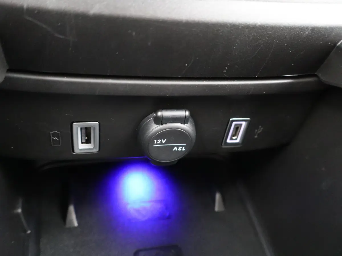 1.2 e-Hybrid Summit | Apple Carplay/Android Auto | Camera | Premium Audio | Parkeersensoren Voor en Achter | Keyless  | Navigatie | 18" Lichtmetalen Velgen | Adaptieve Cruise Control | Dualz