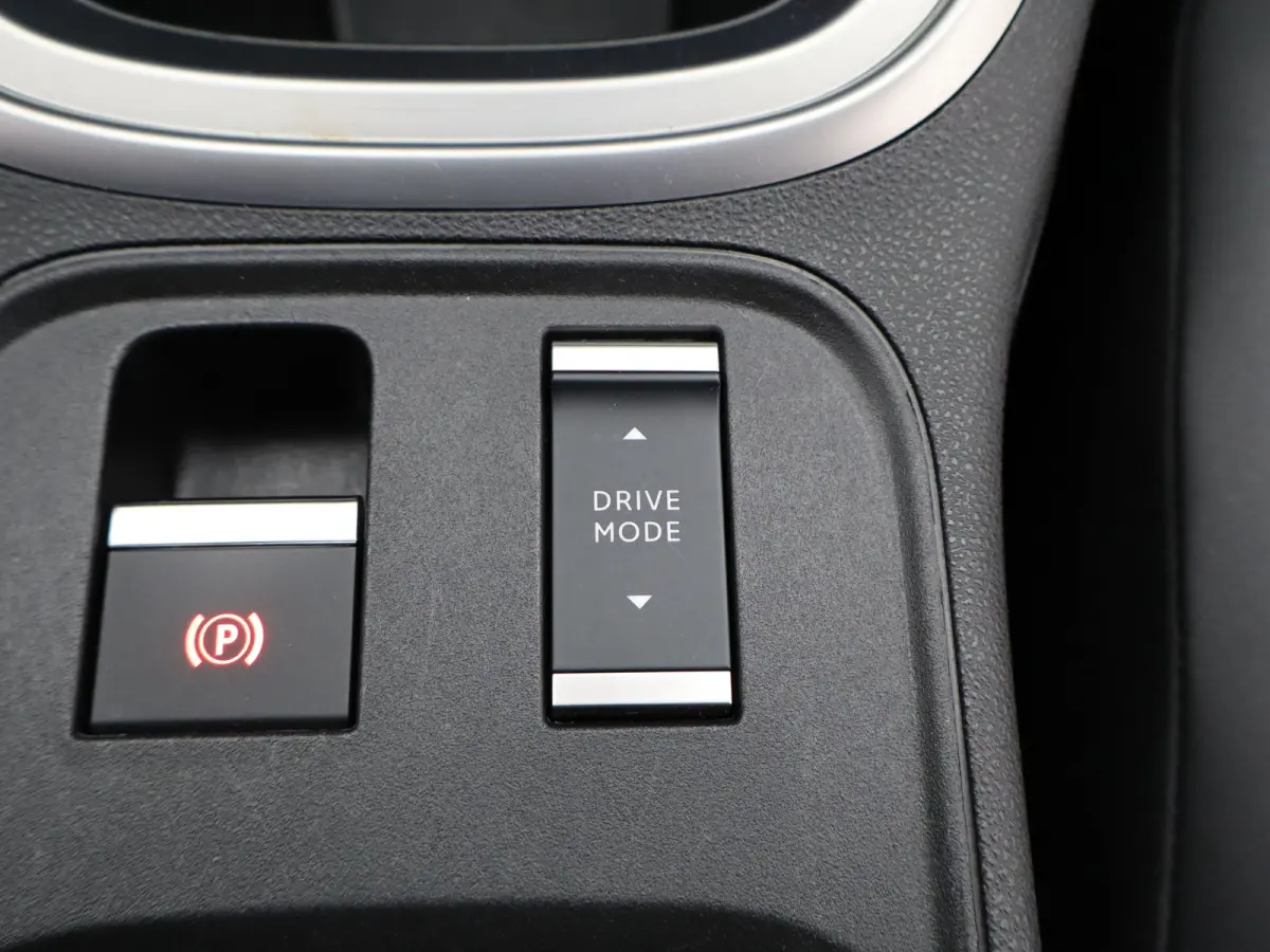 1.2 e-Hybrid Summit | Apple Carplay/Android Auto | Camera | Premium Audio | Parkeersensoren Voor en Achter | Keyless  | Navigatie | 18" Lichtmetalen Velgen | Adaptieve Cruise Control | Dualz