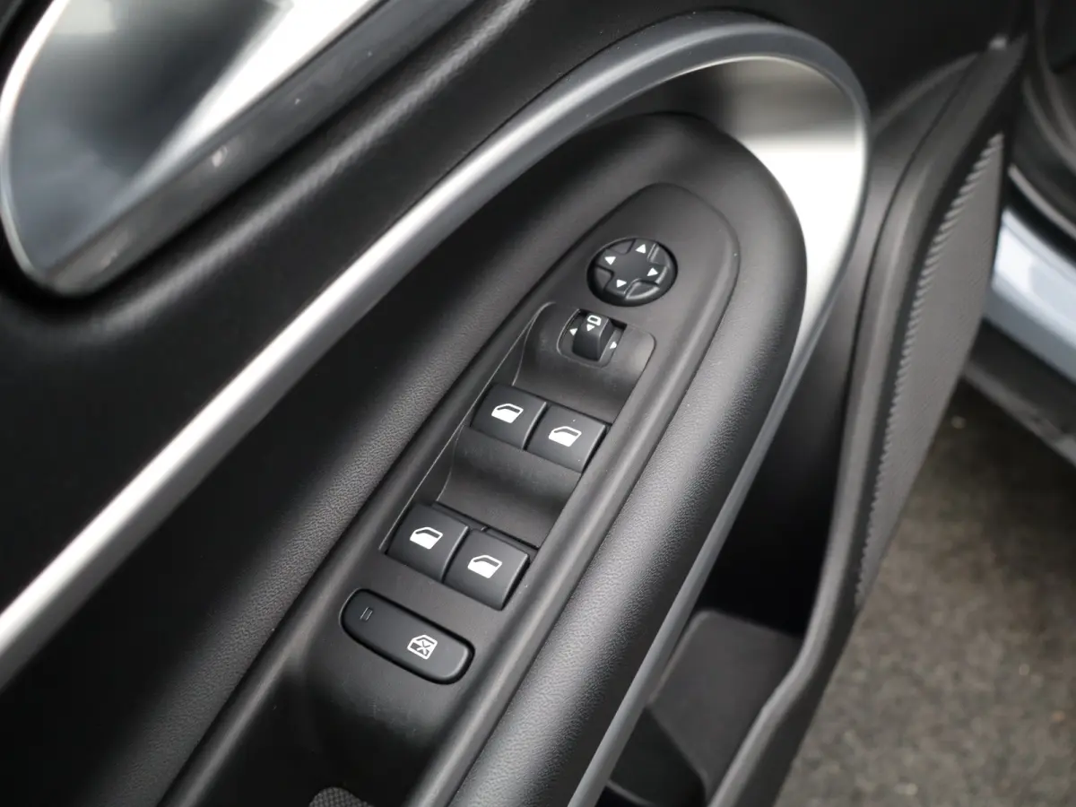 1.2 e-Hybrid Summit | Apple Carplay/Android Auto | Camera | Premium Audio | Parkeersensoren Voor en Achter | Keyless  | Navigatie | 18" Lichtmetalen Velgen | Adaptieve Cruise Control | Dualz