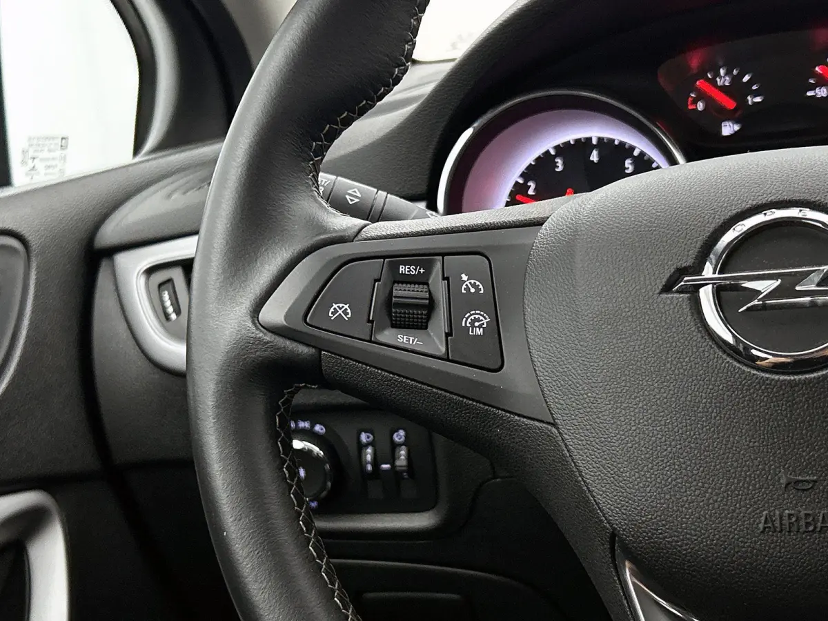 ST 105pk Online Edition | 1ste eigenaar | Parkeersensoren VOOR + Achter | Navigatie | Airco | AppleCarPlay/Android
